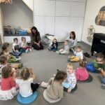 Zajęcia dydaktyczne-Pan Listopad gra na basie.