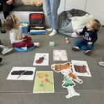 Zajęcia dydaktyczne-Pan Listopad gra na basie.