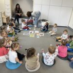 Zajęcia dydaktyczne-Pan Listopad gra na basie.