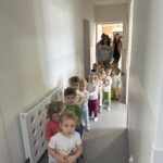 Zajęcia dydaktyczne-Pan Listopad gra na basie.