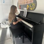 Zajęcia dydaktyczne-Pan Listopad gra na basie.