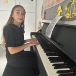 Zajęcia dydaktyczne-Pan Listopad gra na basie.