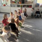 Zajęcia dydaktyczne-Pan Listopad gra na basie.