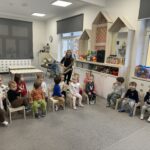 Zajęcia dydaktyczne-Pan Listopad gra na basie.