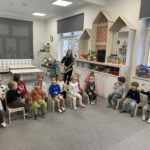 Zajęcia dydaktyczne-Pan Listopad gra na basie.