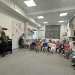 Zajęcia dydaktyczne-Pan Listopad gra na basie.