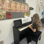 Zajęcia dydaktyczne-Pan Listopad gra na basie.