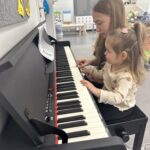 Zajęcia dydaktyczne-Pan Listopad gra na basie.