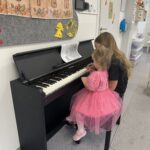 Zajęcia dydaktyczne-Pan Listopad gra na basie.