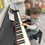 Zajęcia dydaktyczne-Pan Listopad gra na basie.