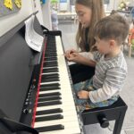 Zajęcia dydaktyczne-Pan Listopad gra na basie.