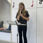 Zajęcia dydaktyczne-Pan Listopad gra na basie.