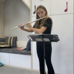 Zajęcia dydaktyczne-Pan Listopad gra na basie.