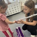 Zajęcia dydaktyczne-Pan Listopad gra na basie.