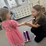 Zajęcia dydaktyczne-Pan Listopad gra na basie.