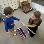 Zajęcia dydaktyczne-Pan Listopad gra na basie.