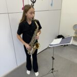 Zajęcia dydaktyczne-Pan Listopad gra na basie.