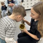 Zajęcia dydaktyczne-Pan Listopad gra na basie.