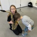 Zajęcia dydaktyczne-Pan Listopad gra na basie.