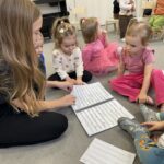 Zajęcia dydaktyczne-Pan Listopad gra na basie.