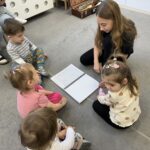 Zajęcia dydaktyczne-Pan Listopad gra na basie.