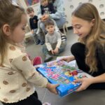 Zajęcia dydaktyczne-Pan Listopad gra na basie.