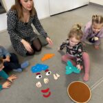 Zajęcia dydaktyczne na temat zwierząt przygotowującym się do zimy.