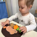 Zajęcia dydaktyczne na temat zwierząt przygotowującym się do zimy.