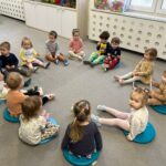 Zajęcia dydaktyczne na temat zabaw na śniegu.