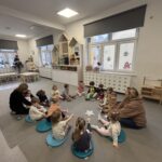 Zajęcia dydaktyczne na temat zabaw na śniegu.