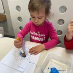 Zajęcia dydaktyczne na temat zabaw na śniegu.