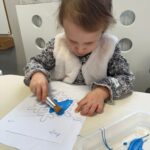 Zajęcia dydaktyczne na temat zabaw na śniegu.