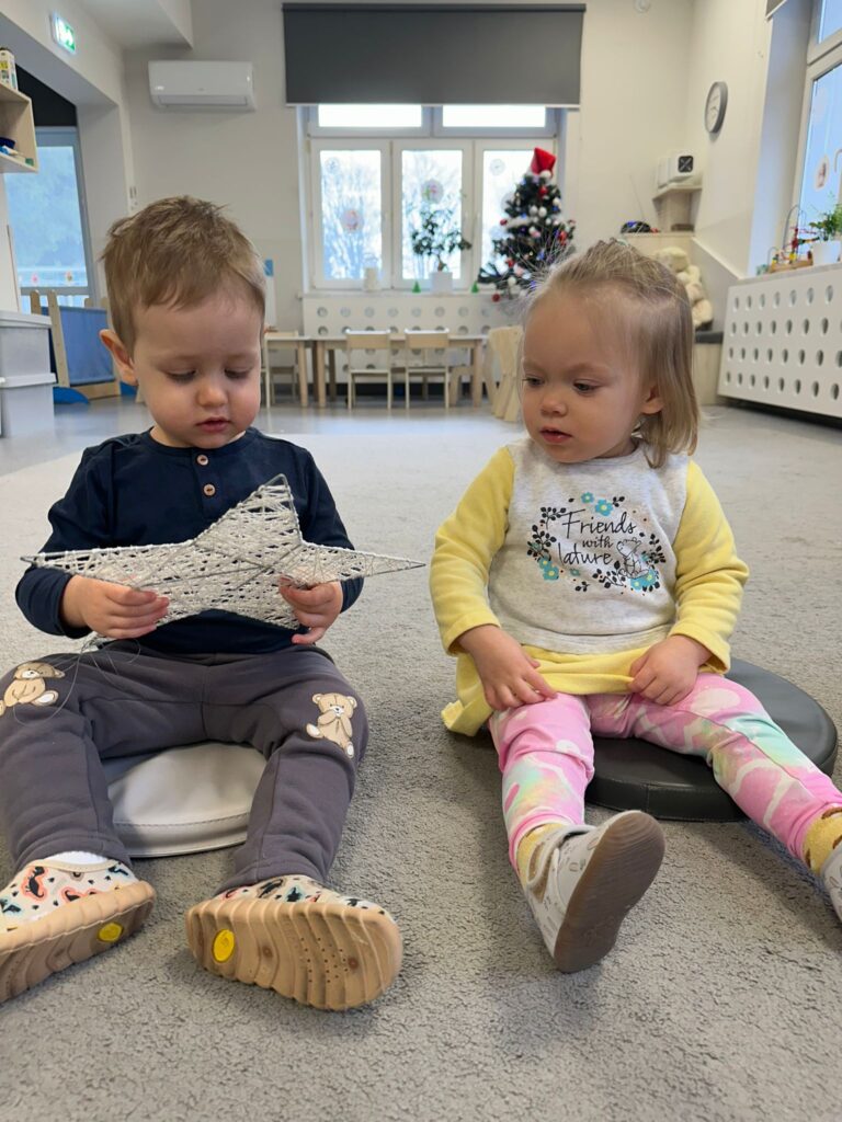 Zajęcia dydaktyczne na temat zabaw na śniegu.