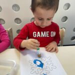 Zajęcia dydaktyczne na temat zabaw na śniegu.