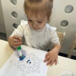 Zajęcia dydaktyczne na temat zabaw na śniegu.