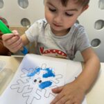 Zajęcia dydaktyczne na temat zabaw na śniegu.