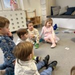 Zajęcia dydaktyczne na temat lasu zimową porą.