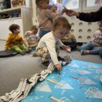 Zajęcia dydaktyczne na temat lasu zimową porą.