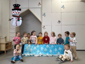 Zajęcia dydaktyczne na temat lasu zimową porą.