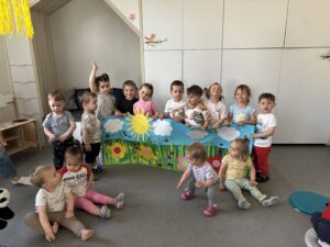 Zajęcia dydaktyczne na temat majowej łąki.